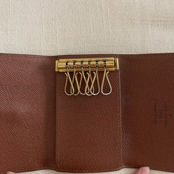 AUTHENTIC LOUIS VUITTON MONOGRAM 6 KEY HOLDER - Picture 4 of 6